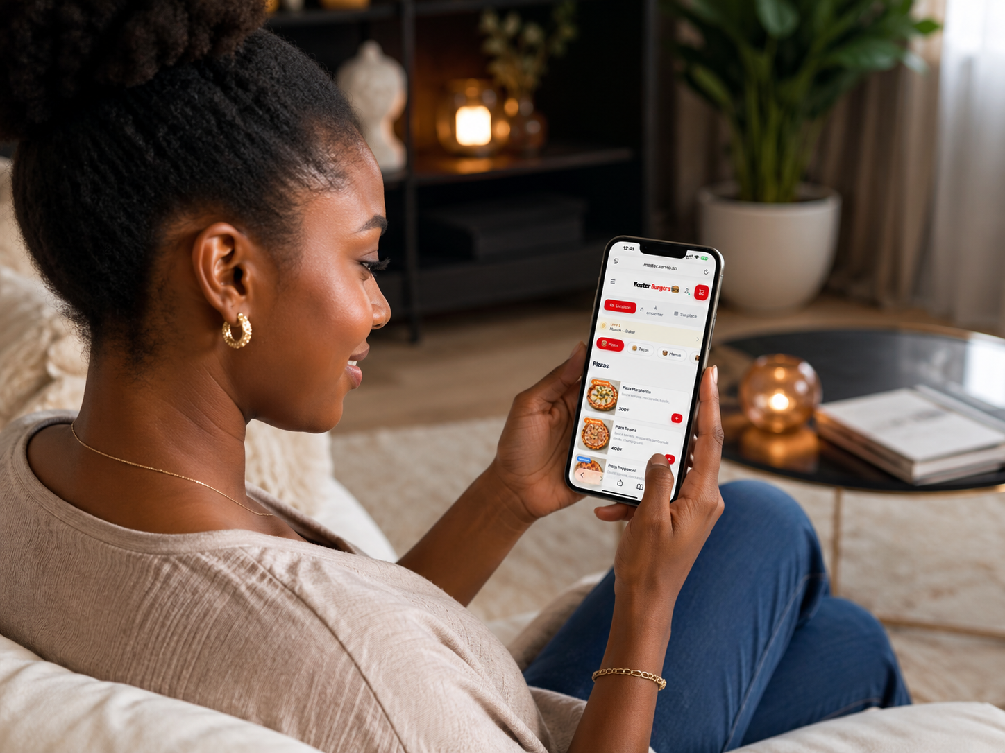 Cliente utilisant son téléphone pour commander un repas